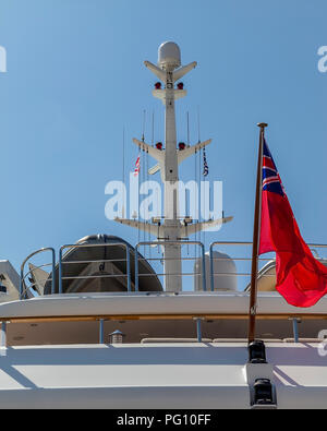 Yachten Mast. Navigationsausrüstung, mit Satelliten, Radar, Kommunikation, die Antenne und der Ausschreibung auf Luxus Yachten Dach. Stock Bild. Stockfoto