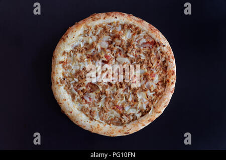 Gebackener Thunfisch Pizza auf schwarzem Hintergrund - bereit zu essen Stockfoto