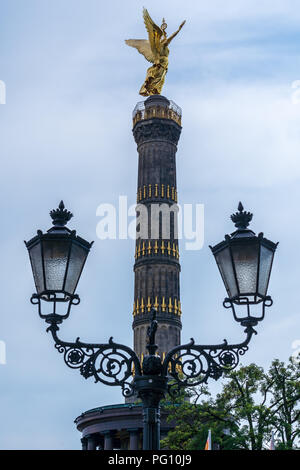 Siegessaeule Berlin und einer Laterne Stockfoto