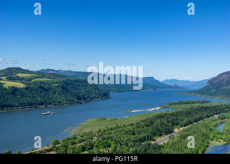 Blick auf den Columbia River Gorge in der Nähe von Portland an einem schönen Tag, Oregon, historischen US Route 30, Vista House, USA. Stockfoto