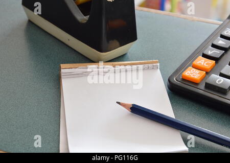 Notizbuch aus Papier und Bleistift auf Zähler Kassierer im Shop Stockfoto