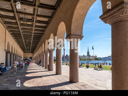 Blick auf Riddarholmen in Gamla Stan (Altstadt) von Arcade unter Stockholmer Rathaus (stadshuset), Kungsholmen, Stockholm, Schweden Stockfoto