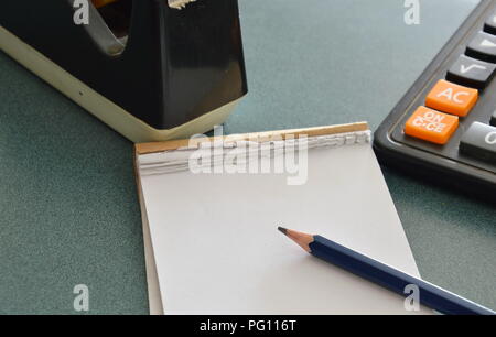 Notizbuch aus Papier und Bleistift auf Zähler Kassierer im Shop Stockfoto