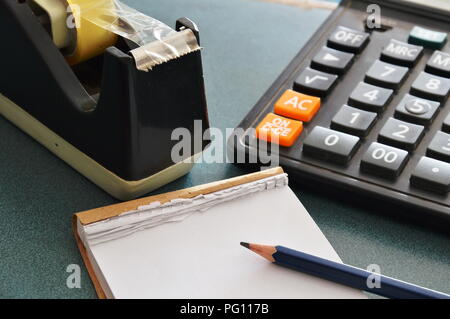 Notizbuch aus Papier und Bleistift auf Zähler Kassierer im Shop Stockfoto