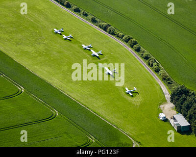 Luftaufnahme des kleinen Flugplatzes im ländlichen Wiltshire Stockfoto