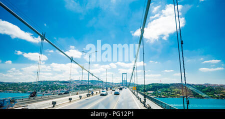 ISTANBUL, Türkei - 11. JULI 2017: Verkehr auf den Bosporus Brücke. Bridge auf dem Bosporus zwischen dem europäischen Wasserseite von Istanbul mit der asiatischen Gewässern Stockfoto