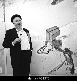 Vostell am 14. Oktober 1932 in Leverkusen geboren und am 3. April 1998 in Berlin gestorben. Er ist einer der wichtigsten deutschen Maler, Bildhauer und Performance Künstler der zweiten Hälfte des 20. Jahrhunderts. Er gilt als Pionier der Umwelt, der Videokunst der Happening und Fluxus bekannt. Hier mit einem seiner Werke. Stockfoto