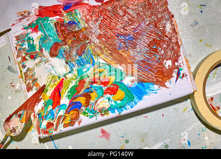 Palette und Spachtel von bunten Rot, Gelb, Blau, Grün, Braun Farbe auf der weißen Tisch Stockfoto