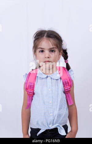 Portrait von niedlichen unglückliche Mädchen in Schuluniform nicht in die Schule zu gehen. Kopieren Sie Raum für die Bearbeitung. Stockfoto