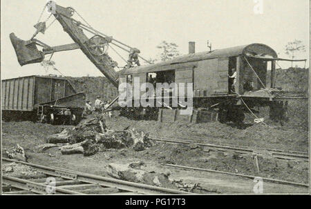 . Der Kuba zu überprüfen. 26 DIE KUBA REVIEW Wasser oder eine Beladestation off shore, also die Art der Anlagen beschlossen ein Freischwinger wurde in der Reede, mit seiner Stiftung an den Rand des Wassers, und ein 1 3 oder das Entladen auf die Laderäume des Schiffes unter dem Ende dieses Cantilever verankert. Das Erz Der Ponupo Mangan Co., das ist der Charakter durch seinen Namen angegeben, hoch magniferous, ist in offenen Stecklinge gewonnen, und durch eine kurze Linie der Schiene - Straße zu einem Fach an der Küstenfischerei Ende des Cantilevers. Es ist jedoch nicht direkt von dem Förderband der letzteren, sondern laufen Stockfoto