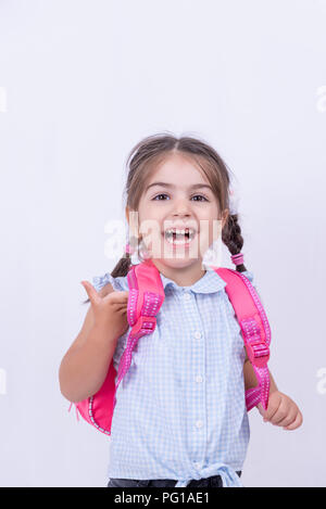 Portrait von süße Mädchen in Schuluniform bereit ist, in die Schule zu gehen. Kopieren Sie Raum für die Bearbeitung. Stockfoto