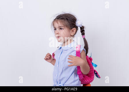 Portrait von süße Mädchen in Schuluniform bereit ist, in die Schule zu gehen. Kopieren Sie Raum für die Bearbeitung. Stockfoto