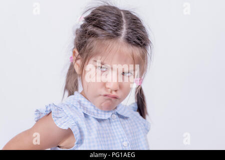 Portrait von niedlichen unzufrieden und wütend Mädchen in Schuluniform nicht in die Schule zu gehen. Kopieren Sie Raum für die Bearbeitung. Stockfoto