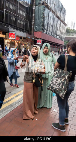 08.07.2018 Treffen der meist weiblichen, Filipino Arbeiter auf einer Straße in der Innenstadt von Hong Kong, China. Stockfoto