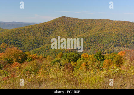 Ändern der Farben auf einem Bergrücken im Shenandoah Nationalpark in Virgina Stockfoto