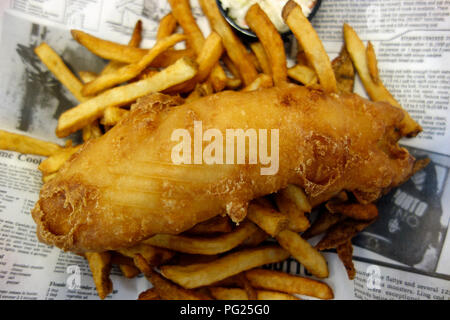 Im englischen Stil Fish und Chips auf Zeitung Stockfoto