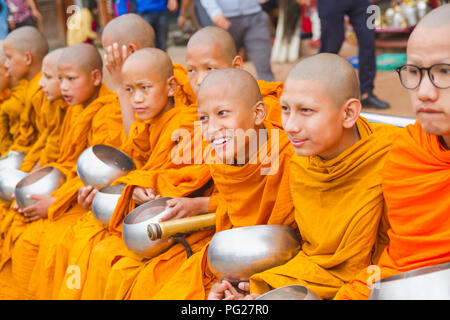 Kathmandu, Nepal - Mai 10,2017: Gruppe von buddhistischen Mönchen Almosen sammeln auf den Anlass des Buddha jayanti in Buddhanath Stupa, Birt Kathmandu. Buddhas Stockfoto