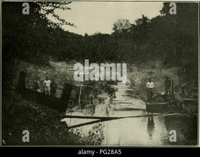 . Der Kuba zu überprüfen. Der KUBA REVIEW 11. Wasserversorgung für Cienfuegos Arbeiter bei der Arbeit in der Nähe des Hanabilla Fluss, die Quelle der Versorgung, von woher Rohre werden in die neue Wasserleitung verlegt. Die Regierung kann das alte Aquädukt Jicotea für 400.000 $ kaufen. Dies wird geschlossen, wenn das neue fertig ist.. Bitte beachten Sie, dass diese Bilder sind von der gescannten Seite Bilder, die digital für die Lesbarkeit verbessert haben mögen - Färbung und Aussehen dieser Abbildungen können nicht perfekt dem Original ähneln. extrahiert. Munson Steamship Line. New York: Munson Steamship Line Stockfoto