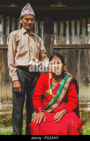 Gorkha, Nepal - Sep 30,2017: Eine schöne Nepali alte Paar für ein Foto in den ländlichen Dorf in Nepal posieren. Stockfoto