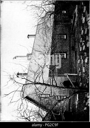 Diese Publikation von Ernest Rob Root befasst sich mit dem Überwinterungsprozess von Bienen und deckt verschiedene Aspekte der Bienenpflege und -Behandlung in kälteren Monaten ab. Das Know-how von Root in der Imkerei bietet praktische Hinweise zur Erhaltung gesunder Bienenstöcke, zur Überlebensfähigkeit der Bienen im Winter und zur Vorbereitung auf die Frühjahrsblüte. Stockfoto