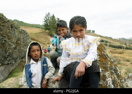 Zuversichtlich peruanischen Mädchen mit ihren Brüdern. Die Kinder um Cumbe Mayo archäologische Stätte befinden. Cajamarca, Peru. Jun 2018 Stockfoto