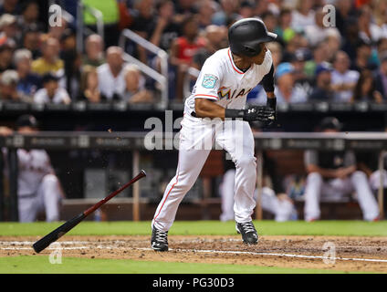 Miami, Florida. 22. August 2018: Miami Marlins Mittelfeldspieler Magneuris Sierra (34), läuft die erste Basis nach dem Schlagen einer einzigen unten im sechsten Inning, während ein MLB-Spiel zwischen den New York Yankees und die Miami Marlins am die Marlins Park in Miami, Florida. Die Marlins gewann 9-3. Mario Houben/CSM Credit: Cal Sport Media/Alamy leben Nachrichten Stockfoto