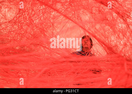 Adelaide, Australien. 23 Aug, 2018. Eine groß angelegte Installation durch die japanische Künstlerin Chiharu Shiota "Abwesenheit verkörperte "Schaffung einer riesigen tangled weblike Struktur von mehr als 180 km von kunstvoll gewebte Bedrohungen aus roten Wolle aufgereiht, von den Wänden und der Decke wurde öffnet sich an der kunst-Galerie von Australien in Adelaide Credit: Amer ghazzal/Alamy leben Nachrichten Stockfoto