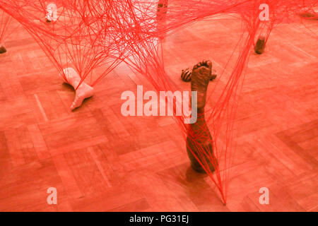 Adelaide, Australien. 23 Aug, 2018. Eine groß angelegte Installation durch die japanische Künstlerin Chiharu Shiota "Abwesenheit verkörperte "Schaffung einer riesigen tangled weblike Struktur von mehr als 180 km von kunstvoll gewebte Bedrohungen aus roten Wolle aufgereiht, von den Wänden und der Decke wurde öffnet sich an der kunst-Galerie von Australien in Adelaide Credit: Amer ghazzal/Alamy leben Nachrichten Stockfoto