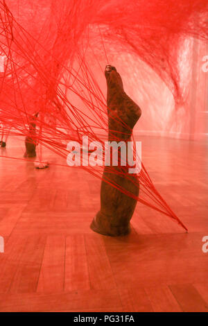 Adelaide, Australien. 23 Aug, 2018. Eine groß angelegte Installation durch die japanische Künstlerin Chiharu Shiota "Abwesenheit verkörperte "Schaffung einer riesigen tangled weblike Struktur von mehr als 180 km von kunstvoll gewebte Bedrohungen aus roten Wolle aufgereiht, von den Wänden und der Decke wurde öffnet sich an der kunst-Galerie von Australien in Adelaide Credit: Amer ghazzal/Alamy leben Nachrichten Stockfoto