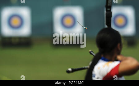 Jakarta, Indonesien. 23 Aug, 2018. Nicole Marie Tagle der Philippinen konkurriert bei den Einzelnen 1/16 Elimination des Recurve Frauen im Bogenschießen am 18. asiatischen Spiele in Jakarta, Indonesien, 23.08.2018. Stockfoto