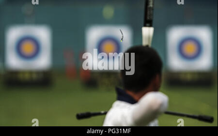 Jakarta, Indonesien. 23 Aug, 2018. Lee Wooseok von Südkorea konkurriert bei den Einzelnen 1/16 Elimination des Recurve Männer von Bogenschießen am 18. asiatischen Spiele in Jakarta, Indonesien, 23.08.2018. Stockfoto