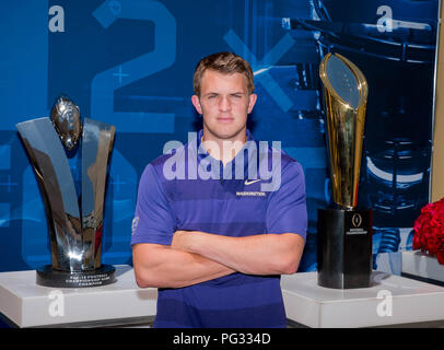 Hollywood, CA. 25. Juli, 2018. Washington Quarterback Jake Browning posiert für ein Foto vor der Pac-12 und nationale Meisterschaft Trophäen an die Pac-12 Fußball-Tag am Mittwoch, 25. Juli 2018 im Hollywood und Highland, in Hollywood, CA. (Mandatory Credit: Juan Lainez/MarinMedia.org/Cal Sport Media) (Komplette Fotograf und Kreditkarte erforderlich) Credit: Csm/Alamy leben Nachrichten Stockfoto