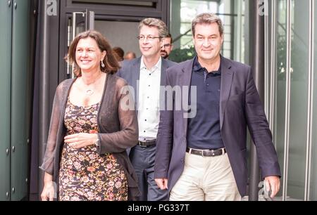 München, Bayern, Deutschland. 23 Aug, 2018. ILSA AIGNER, Markus Soeder und Markus Blume der CSU. Die bayerische CSU zeigte heute die ersten Plakate und Slogans für die Oktober bayerische Landtagswahl (Wahlen). An Hand waren Dr. Markus Soeder, der Ministerpraesident von Bayern, Markus Blume, der Generalsekretär der CSU, und Staatsministerin Ilse Aigner. Die CSU hat die absolute Mehrheit im Landtag, die Kritiker Zustand zu einem Verlust an Demokratie in Bayern geführt hat und die betankten Protesten, wie Ausgehetzt, wo rund 40.000 gegen die Politik des C nachgewiesen genossen Stockfoto