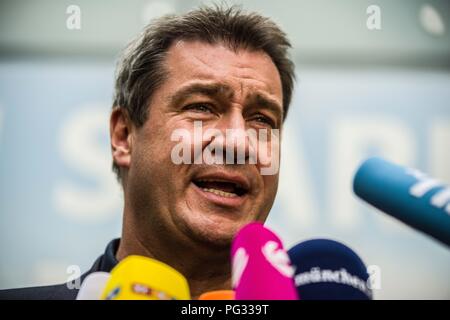 München, Bayern, Deutschland. 23 Aug, 2018. MARKUS SOEDER (SÃ-DER) Ministerpräsident von Bayern. Die bayerische CSU zeigte heute die ersten Plakate und Slogans für die Oktober bayerische Landtagswahl (Wahlen). An Hand waren Dr. Markus Soeder, der Ministerpraesident von Bayern, Markus Blume, der Generalsekretär der CSU, und Staatsministerin Ilse Aigner. Die CSU hat die absolute Mehrheit im Landtag, die Kritiker Zustand zu einem Verlust an Demokratie in Bayern geführt hat und die betankten Protesten, wie Ausgehetzt, wo rund 40.000 gegen die Politik der CSU demonstriert genossen Stockfoto