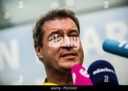 München, Bayern, Deutschland. 23 Aug, 2018. MARKUS SOEDER (SÃ-DER) Ministerpräsident von Bayern. Die bayerische CSU zeigte heute die ersten Plakate und Slogans für die Oktober bayerische Landtagswahl (Wahlen). An Hand waren Dr. Markus Soeder, der Ministerpraesident von Bayern, Markus Blume, der Generalsekretär der CSU, und Staatsministerin Ilse Aigner. Die CSU hat die absolute Mehrheit im Landtag, die Kritiker Zustand zu einem Verlust an Demokratie in Bayern geführt hat und die betankten Protesten, wie Ausgehetzt, wo rund 40.000 gegen die Politik der CSU demonstriert genossen Stockfoto