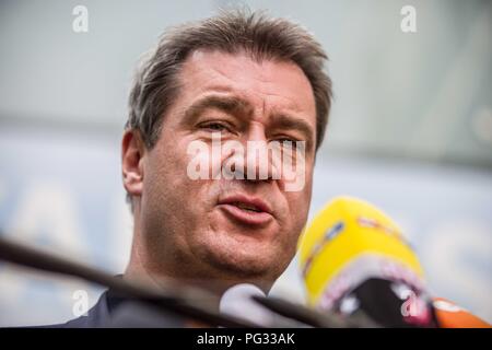 München, Bayern, Deutschland. 23 Aug, 2018. MARKUS SOEDER (SÃ-DER) Ministerpräsident von Bayern. Die bayerische CSU zeigte heute die ersten Plakate und Slogans für die Oktober bayerische Landtagswahl (Wahlen). An Hand waren Dr. Markus Soeder, der Ministerpraesident von Bayern, Markus Blume, der Generalsekretär der CSU, und Staatsministerin Ilse Aigner. Die CSU hat die absolute Mehrheit im Landtag, die Kritiker Zustand zu einem Verlust an Demokratie in Bayern geführt hat und die betankten Protesten, wie Ausgehetzt, wo rund 40.000 gegen die Politik der CSU demonstriert genossen Stockfoto