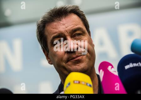 München, Bayern, Deutschland. 23 Aug, 2018. MARKUS SOEDER (SÃ-DER) Ministerpräsident von Bayern. Die bayerische CSU zeigte heute die ersten Plakate und Slogans für die Oktober bayerische Landtagswahl (Wahlen). An Hand waren Dr. Markus Soeder, der Ministerpraesident von Bayern, Markus Blume, der Generalsekretär der CSU, und Staatsministerin Ilse Aigner. Die CSU hat die absolute Mehrheit im Landtag, die Kritiker Zustand zu einem Verlust an Demokratie in Bayern geführt hat und die betankten Protesten, wie Ausgehetzt, wo rund 40.000 gegen die Politik der CSU demonstriert genossen Stockfoto