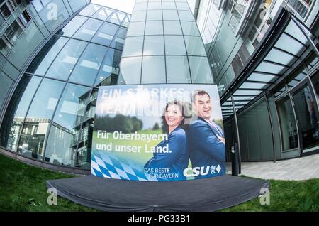 München, Bayern, Deutschland. 23 Aug, 2018. Die bayerische CSU zeigte heute die ersten Plakate und Slogans für die Oktober bayerische Landtagswahl (Wahlen). An Hand waren Dr. Markus Soeder, der Ministerpraesident von Bayern, Markus Blume, der Generalsekretär der CSU, und Staatsministerin Ilse Aigner. Die CSU hat die absolute Mehrheit im Landtag, die Kritiker Zustand zu einem Verlust an Demokratie in Bayern geführt hat und die betankten Protesten, wie Ausgehetzt, wo rund 40.000 gegen die Politik der CSU gezeigt, genossen. Die CSU hat einen Gegenvorschlag anspruchsvolle Anstand (' Anstand Stockfoto