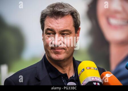 München, Bayern, Deutschland. 23 Aug, 2018. MARKUS SOEDER (SÃ-DER) Ministerpräsident von Bayern. Die bayerische CSU zeigte heute die ersten Plakate und Slogans für die Oktober bayerische Landtagswahl (Wahlen). An Hand waren Dr. Markus Soeder, der Ministerpraesident von Bayern, Markus Blume, der Generalsekretär der CSU, und Staatsministerin Ilse Aigner. Die CSU hat die absolute Mehrheit im Landtag, die Kritiker Zustand zu einem Verlust an Demokratie in Bayern geführt hat und die betankten Protesten, wie Ausgehetzt, wo rund 40.000 gegen die Politik der CSU demonstriert genossen Stockfoto