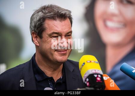 München, Bayern, Deutschland. 23 Aug, 2018. MARKUS SOEDER (SÃ-DER) Ministerpräsident von Bayern. Die bayerische CSU zeigte heute die ersten Plakate und Slogans für die Oktober bayerische Landtagswahl (Wahlen). An Hand waren Dr. Markus Soeder, der Ministerpraesident von Bayern, Markus Blume, der Generalsekretär der CSU, und Staatsministerin Ilse Aigner. Die CSU hat die absolute Mehrheit im Landtag, die Kritiker Zustand zu einem Verlust an Demokratie in Bayern geführt hat und die betankten Protesten, wie Ausgehetzt, wo rund 40.000 gegen die Politik der CSU demonstriert genossen Stockfoto