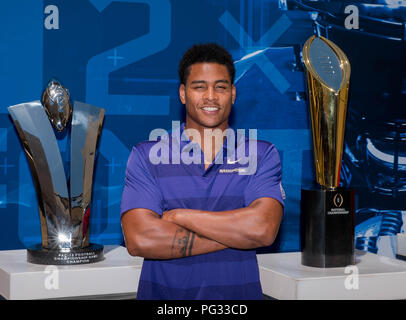 Hollywood, CA. 25. Juli, 2018. Washington Defensive zurück Jojo McIntosh posiert für ein Foto vor der Pac-12 und nationale Meisterschaft Trophäen an die Pac-12 Fußball-Tag am Mittwoch, 25. Juli 2018 im Hollywood und Highland, in Hollywood, CA. (Mandatory Credit: Juan Lainez/MarinMedia.org/Cal Sport Media) (Komplette Fotograf und Kreditkarte erforderlich) Credit: Csm/Alamy leben Nachrichten Stockfoto