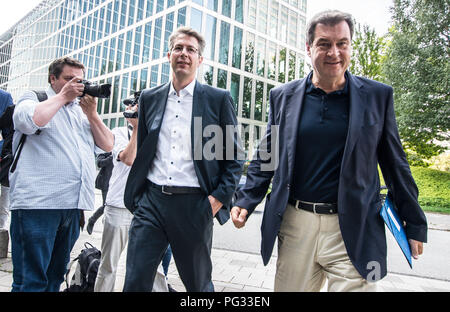 München, Bayern, Deutschland. 23 Aug, 2018. MARKUS BLUME und Markus Soeder der CSU kommen in der Zentrale der Partei. Die bayerische CSU zeigte heute die ersten Plakate und Slogans für die Oktober bayerische Landtagswahl (Wahlen). An Hand waren Dr. Markus Soeder, der Ministerpraesident von Bayern, Markus Blume, der Generalsekretär der CSU, und Staatsministerin Ilse Aigner. Die CSU hat die absolute Mehrheit im Landtag, die Kritiker Zustand zu einem Verlust an Demokratie in Bayern geführt hat und die betankten Protesten, wie Ausgehetzt, wo rund 40.000 gegen t demonstriert genossen Stockfoto