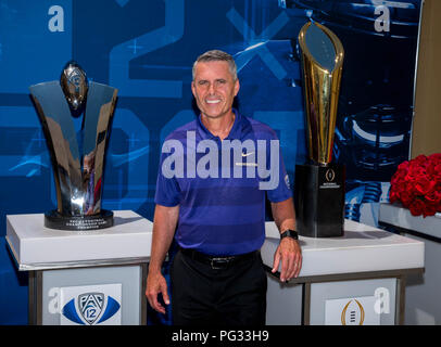 Hollywood, CA. 25. Juli, 2018. Washington Head Coach Chris Petersen posiert für ein Foto vor der Pac-12 und nationale Meisterschaft Trophäen an die Pac-12 Fußball-Tag am Mittwoch, 25. Juli 2018 im Hollywood und Highland, in Hollywood, CA. (Mandatory Credit: Juan Lainez/MarinMedia.org/Cal Sport Media) (Komplette Fotograf und Kreditkarte erforderlich) Credit: Csm/Alamy leben Nachrichten Stockfoto