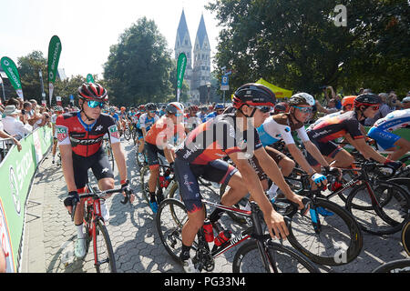 Koblenz, Deutschland. 23 Aug, 2018. Radfahren, UCI Europäische Serie, Deutschland Tour, Koblenz - Bonn (157, 00 Km), Phase 1. Das Feld beginnt am Deutschen Eck in Koblenz, im Hintergrund die Basilika St. Kastor gesehen werden kann. Quelle: Thomas Frey/dpa/Alamy leben Nachrichten Stockfoto