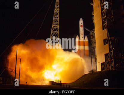 Cape Canaveral, Florida, USA. 12 Aug, 2018. Die United Launch Alliance Delta IV Heavy Rakete startet die NASA-Sonde Parker Solar die Sonne, Sonntag, 12.08.2018 von Launch Complex 37 auf Cape Canaveral Air Force Station in Florida zu berühren. Parker Solar Sonde ist die Menschheit erste Mission in einen Teil der Atmosphäre die Korona der Sonne. Hier wird sie direkt erforschen Solar Prozesse, die Schlüssel für das Verständnis und die Vorhersage des Weltraumwetters Ereignisse, die das Leben auf der Erde auswirken können, werden. Foto: Credit: Nationale Luft- und Raumfahrt A/russischen Look/ZUMA Draht/Alamy leben Nachrichten Stockfoto
