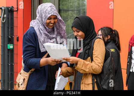 GCSE-Ergebnisse - Ark St Alban's Academy, Birmingham. August 2018. Die Abbildung zeigt GCSE-Schüler, die ihre Ergebnisse öffnen. Stockfoto