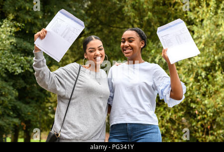 GCSE-Ergebnisse - Ark St Alban's Academy, Birmingham. August 2018. Die Abbildung zeigt (von links nach rechts) GCSE-Schüler, die ihre Ergebnisse feiern. Bild von Simon Hadley/Alamy Stockfoto