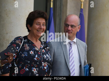 Paris, Frankreich. August 22, 2018 - Paris, Frankreich: der französische Minister für Höhere Bildung Frederique Vidal (L) und Minister für Bildung Minister Jean-Michel Blanquer verlassen das Elysee Palace nach dem Ministerrat. La Ministre de l'Enseignement superieur Frederique Vidal et le Ministre de l'Education nationale Jean-Michel Blanquer a la sortie du Conseil des Ministres de la rentree. *** Frankreich/KEINE VERKÄUFE IN DEN FRANZÖSISCHEN MEDIEN *** Credit: Idealink Fotografie/Alamy leben Nachrichten Stockfoto