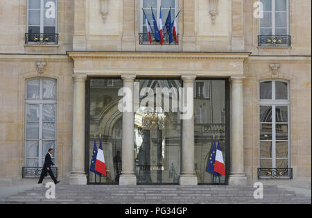 Paris, Frankreich. August 22, 2018 - Paris, Frankreich: Eingang der Elysee Palace, dem Sitz der Französischen Präsidentschaftswahl Büro. Entree du Palais de l'Elysee, La Residence officielle du Président de la République *** FRANKREICH/KEINE VERKÄUFE IN DEN FRANZÖSISCHEN MEDIEN *** Credit: Idealink Fotografie/Alamy leben Nachrichten Stockfoto