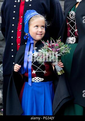 Tórshavn, Färöer, Dänemark. 23 Aug, 2018. Prinzessin von Dänemark Josehpine kommen mit der der Royal Schiff, HDMY Dannebrog an Bursatangi, am 23. August 2018, auf die 1. Der 4 Tage Besuch auf den Färöern Foto: Albert Nieboer/Niederlande/Point de Vue | Quelle: dpa/Alamy leben Nachrichten Stockfoto